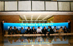 [기자의눈] 경찰호송차 차벽과 시민의 권리