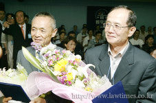 법무부, 국가유공자 후손 33인에 특별 귀화증서 수여