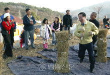 김 법무장관, 자매결연 안성구메마을 방문