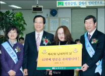 세무서에 민원보러 왔는데, 예쁜 꽃다발과 선물까지