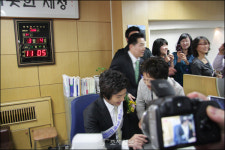 현빈氏 송파세무서 하루 민원실장…일본아줌마팬 북적