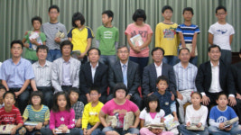 군산세무서, 불우아동시설 찾아 성금 전달