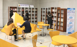 북부산세무서, 임사청사 현관에 열린도서관 개관