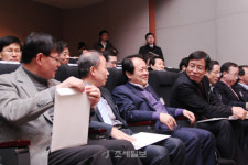 [수송동 25시]딱딱함은 가라, 관서장회의 분위기 눈에 띄네