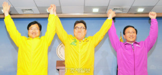 [포토]손 맞잡고 승리 다짐하는 노원구 야권단일후보들