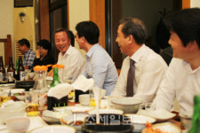 LF군산수송헤지스종합 | [수송동 25시]직원들과의 '소통', 조현관 중부청장 "눈에 띄네"