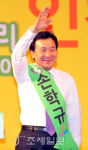 [포토]손들어 인사하는 손학규 후보