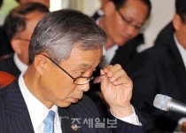 [포토]안경 고쳐쓰는 이현동 국세청장