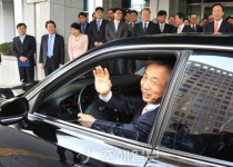 [포토]직접 운전하며 청사를 떠나는 이현동