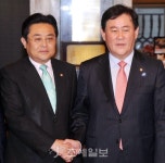 [포토]악수 하는 최경환 새누리당 원내대표와 전병헌 민주당 원내대표