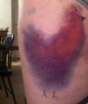 치킨 멍자국, 절묘하게 닭 한마리 완성