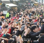 [포토] 정우 명동 프리허그, 쓰레기 보려고…바글바글