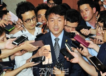 [포토]질문에 답변하는 서울 동작을에 출마한 기동민 새정치민주연합 후보