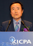 인사말 하는 강성원