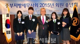 장학금 전달하는 정범식