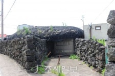 구석구석 슬로슬로 제주도 도보여행 ⑧ 동화 같은 신촌 돌담길 걷다가 조천 마을 이르니 바다가 앞 마당