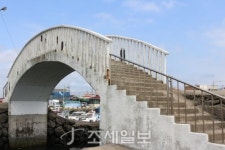 구석구석 슬로슬로 제주도 도보여행 ⑧ 동화 같은 신촌 돌담길 걷다가 조천 마을 이르니 바다가 앞 마당