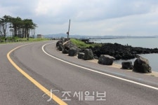 구석구석 슬로슬로 제주도 도보여행 ⑮ 파도·뱃고동 소리 벗삼아 걷는 곽지~한림…해변의 길손, 추억의 발자욱 남기다