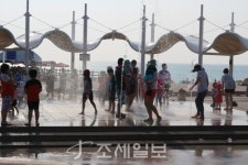 구석구석 슬로슬로 제주도 도보여행 ⑮ 파도·뱃고동 소리 벗삼아 걷는 곽지~한림…해변의 길손, 추억의 발자욱 남기다