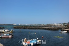 구석구석 슬로슬로 제주도 도보여행 ⑮ 파도·뱃고동 소리 벗삼아 걷는 곽지~한림…해변의 길손, 추억의 발자욱 남기다