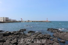 구석구석 슬로슬로 제주도 도보여행 ⑮ 파도·뱃고동 소리 벗삼아 걷는 곽지~한림…해변의 길손, 추억의 발자욱 남기다
