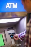 ATM, 은행선↓ 편의점선↑…비현금거래 증가가 한몫