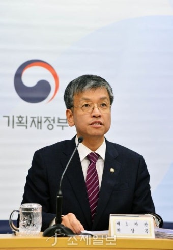 내년 예산 협상 물꼬풀도록 요청하는 최상목 부총리, 국회의장과 겨룬 입장대립