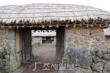 구석구석 슬로슬로 제주도 도보여행 (31) 가옥 절반이 초가집 성읍마을…돗통시 등 옛 생활상 한눈에