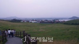 구석구석 슬로슬로 제주도 도보여행 (32) 성산 오조리 갯벌의 바지락잡이·광치기 해변서 보는 일출봉 해돋이 굿~