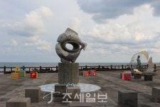 구석구석 슬로슬로 제주도 도보여행 (38) 서귀포 황우지 해안~외돌개~법환포구 걷는 올레7코스 환상적…동양최대 약천사도 둘러볼 만