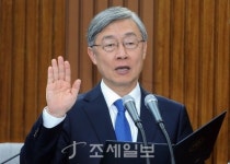  [포토]선서하는 최재형 감사원장 후보자