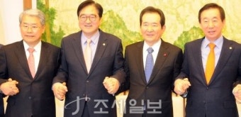 [포토]손 맞잡은 정세균 국회의장과 원내대표들