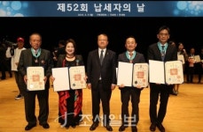  [포토]자랑스런 모범납세자들, 국세청장과 함께 찰칵~!