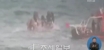 통영 욕지도 근해서 낚시어선 전복…12명 구조·2명 실종, 2명은 의식 잃어