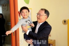 [국세通] 국세청장 손에 들린 땅콩 한봉지, 어디를 갔길래...