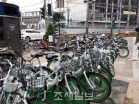  [포토] 방치된 따릉이, 지하철 입구 점령