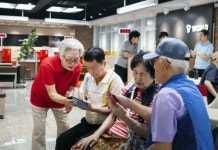  SK텔레콤, 알기 쉬운 스마트폰 교실에 시니어 강사 활용