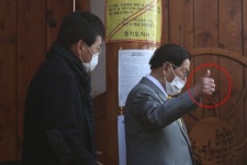 '엎드려 사죄' 큰절한 이만희, '살인죄' 성립할까
