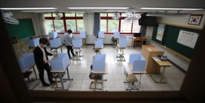 [포토] 고3 등교 앞두고 가림막 설치