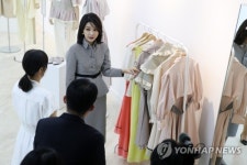 나토 순방에 불거진 김건희 여사 비선 논란…민간인 동행 대통령 전용기로 귀국