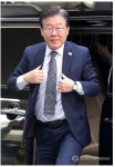 이재명 대표 법원 도착에 '계란 투척' 등 소란…유동규 