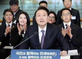 尹 지지율, 1.5%P 내린 35.7%…2030세대서 5%p대 하락 [리얼미터]