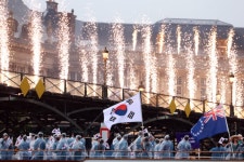 파리올릭픽 사상 최초로 센강서 개회식…성화 실은 열기구 떠올라