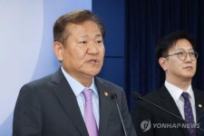 행안부 장관 25만원 지원법 수용 어려워…재정 부담 초래