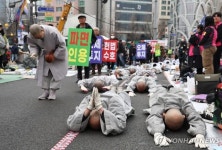 ‘윤석열 탄핵’ 선고 앞두고 거리로 나온 스님들…오체투지 행진