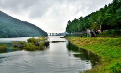 그저 걷기만 해도 좋다...저수지 품은 수변 산책로 어디?