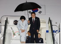 이재명 대통령 귀국길 올라...직접 우산 들고 김 여사와 ‘팔짱’