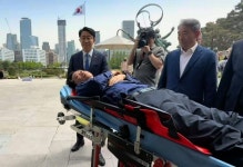 12일 단식 與안호영, 병원 긴급 이송...송언석 왔는데, 정청래 안왔다