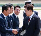 이 대통령, '지지율 하락' 질의에 