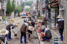 BNK금융, 거제 수해 복구 총력 지원…임직원 100명 현장 봉사